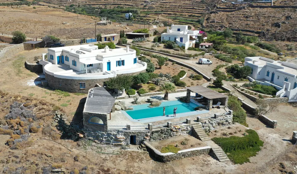Αεροφωτογραφία της Villa Akrivi και της πισίνας θαλασσινού νερού
