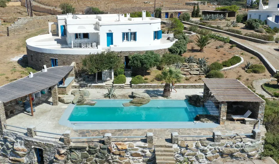 Vue aérienne de la Villa Akrivi et de sa piscine d’eau de mer