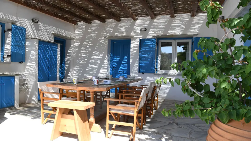 Patio du premier étage avec vue sur la mer Égée