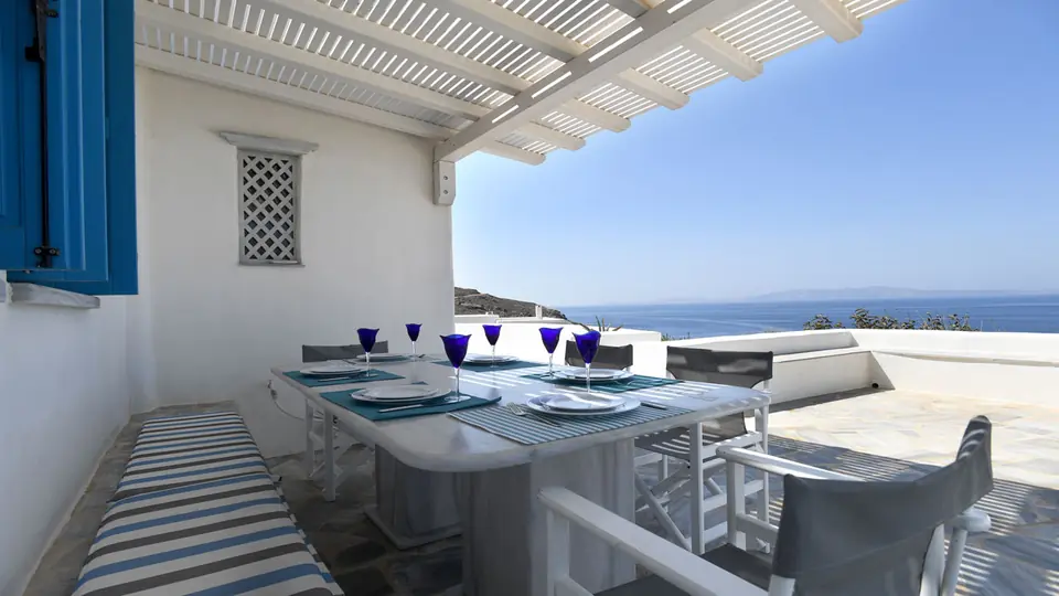 Patio du premier étage avec vue sur la mer Égée
