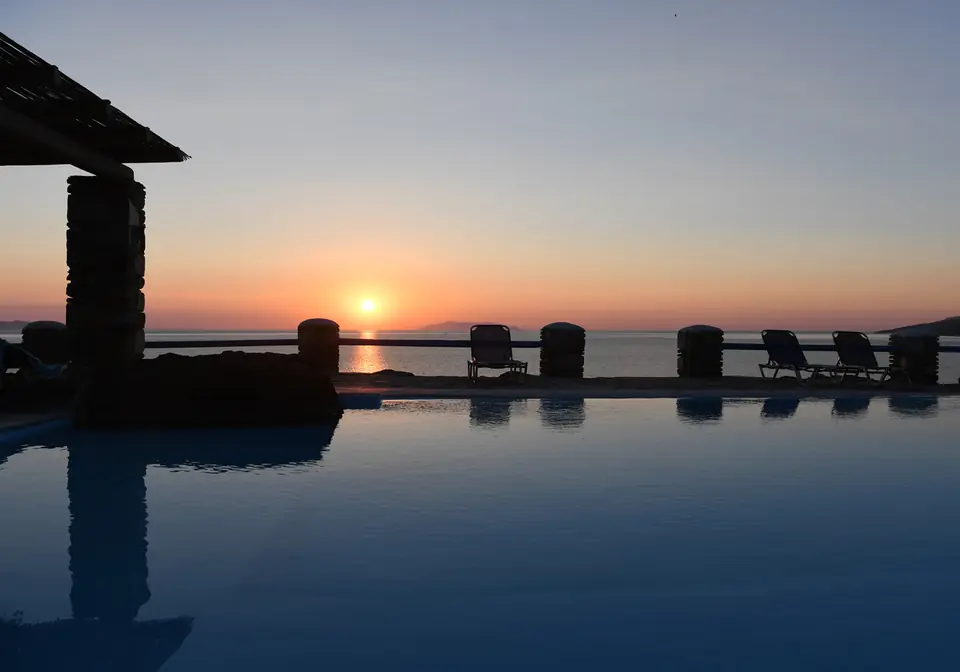 Coucher de soleil sur la mer Égée depuis la Villa Akrivi