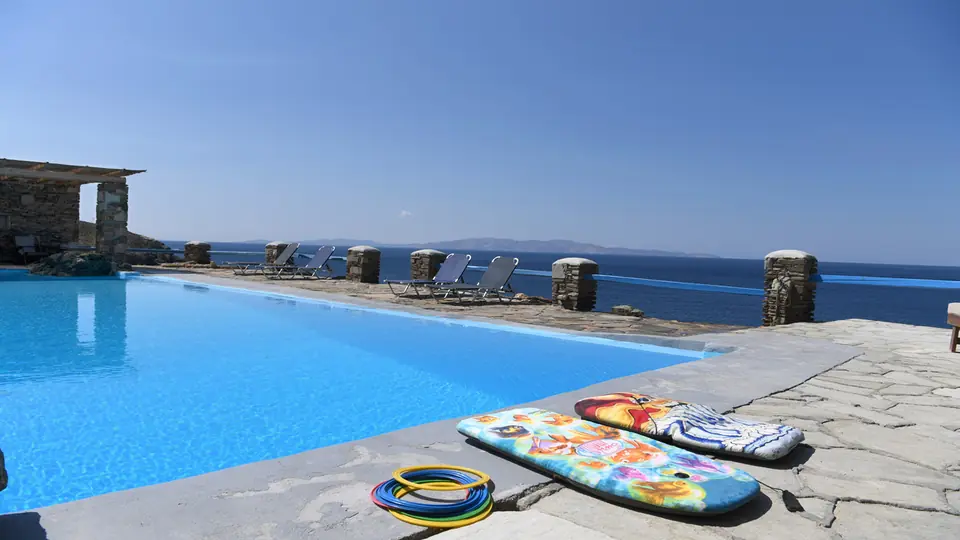 La piscine d’eau de mer face à la mer Égée