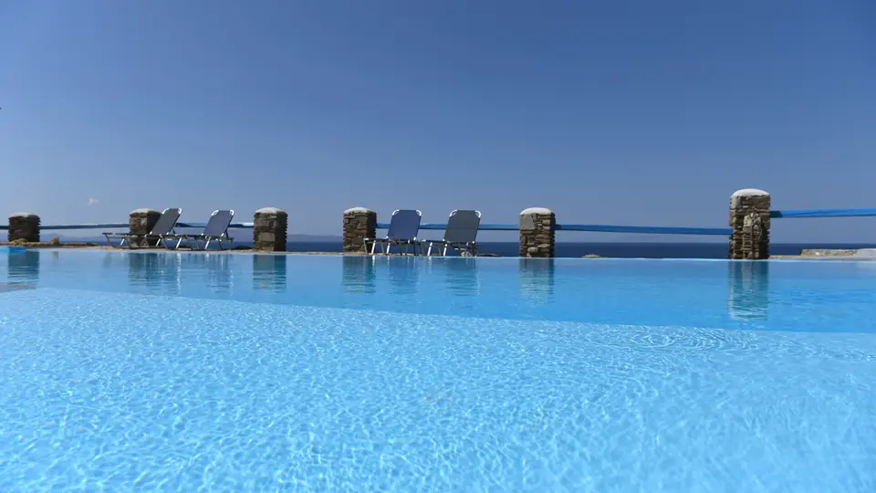 La piscine d’eau de mer face à la mer Égée