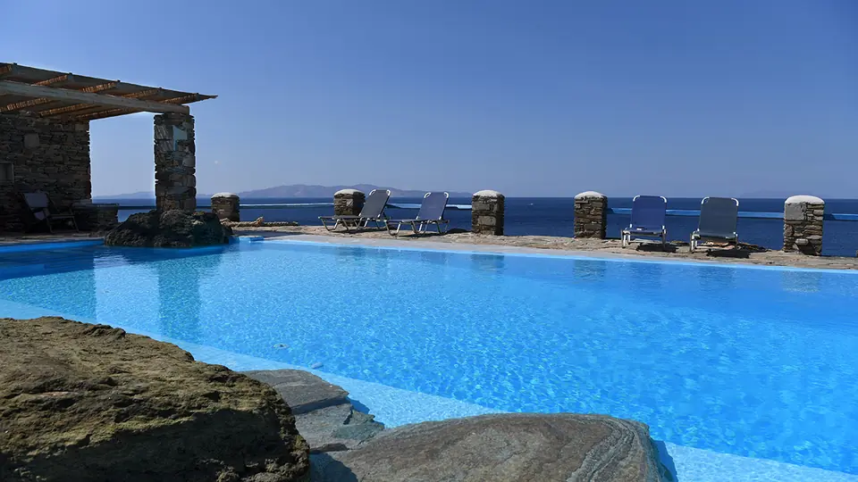 La piscine d’eau de mer face à la mer Égée