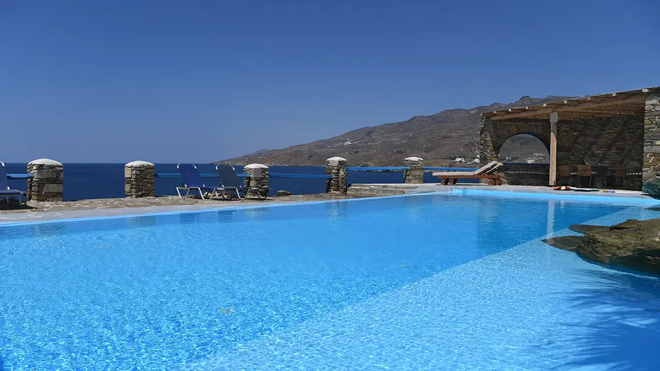 La piscine d’eau de mer face à la mer Égée