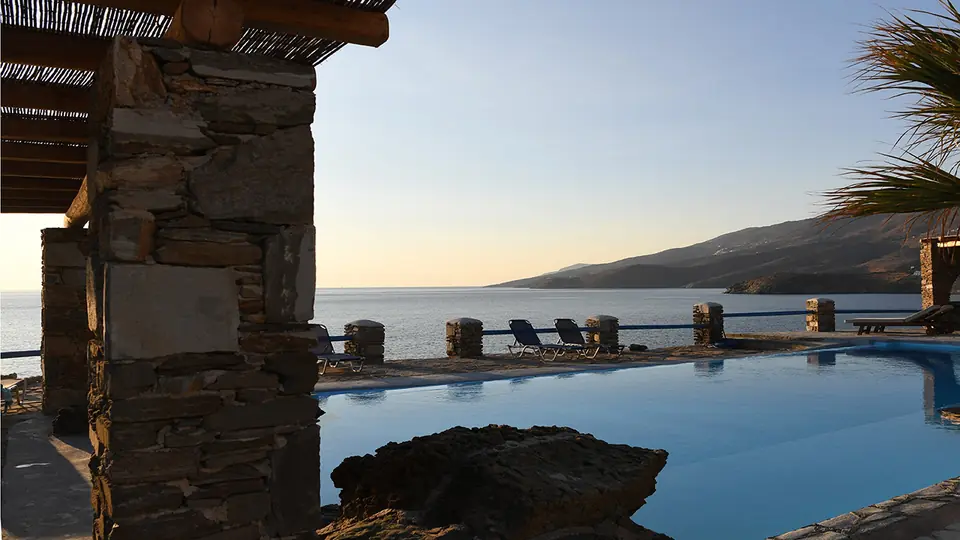 Coucher de soleil sur la mer Égée depuis la Villa Akrivi