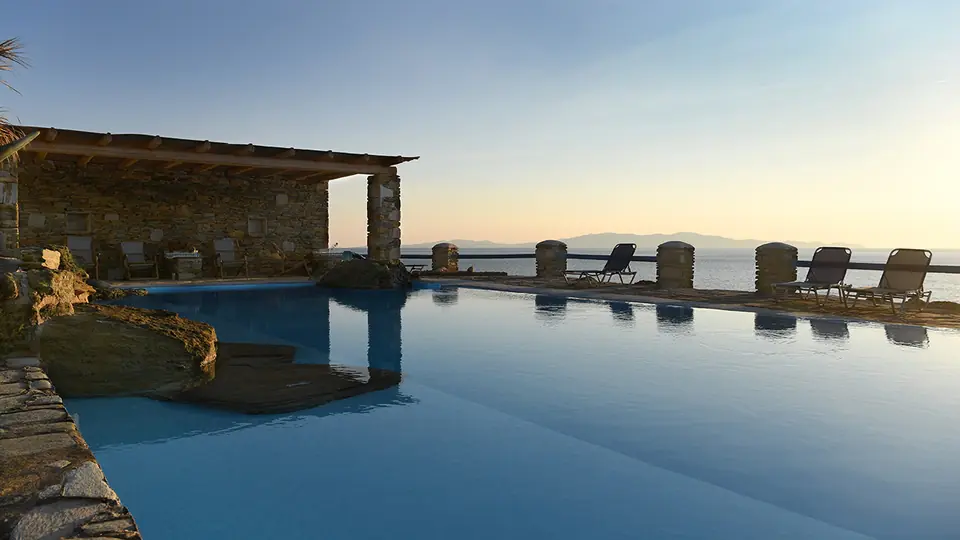 Coucher de soleil sur la mer Égée depuis la Villa Akrivi