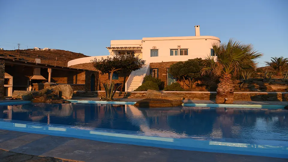 Coucher de soleil sur la mer Égée depuis la Villa Akrivi