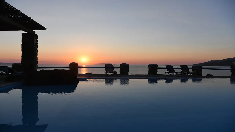 Coucher de soleil sur la mer Égée depuis la Villa Akrivi