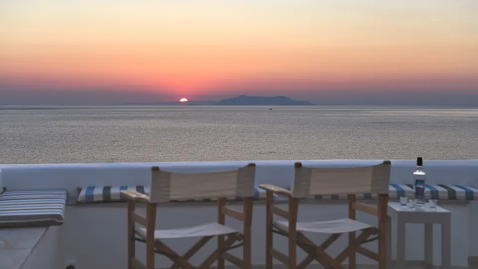 Coucher de soleil sur la mer Égée depuis la Villa Akrivi