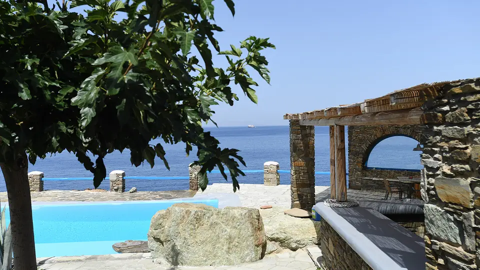 La piscine d’eau de mer face à la mer Égée